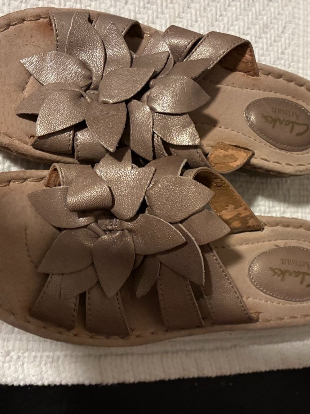 Clarks Amaya Lilly Sandals gold metallic petals womens size 6.5